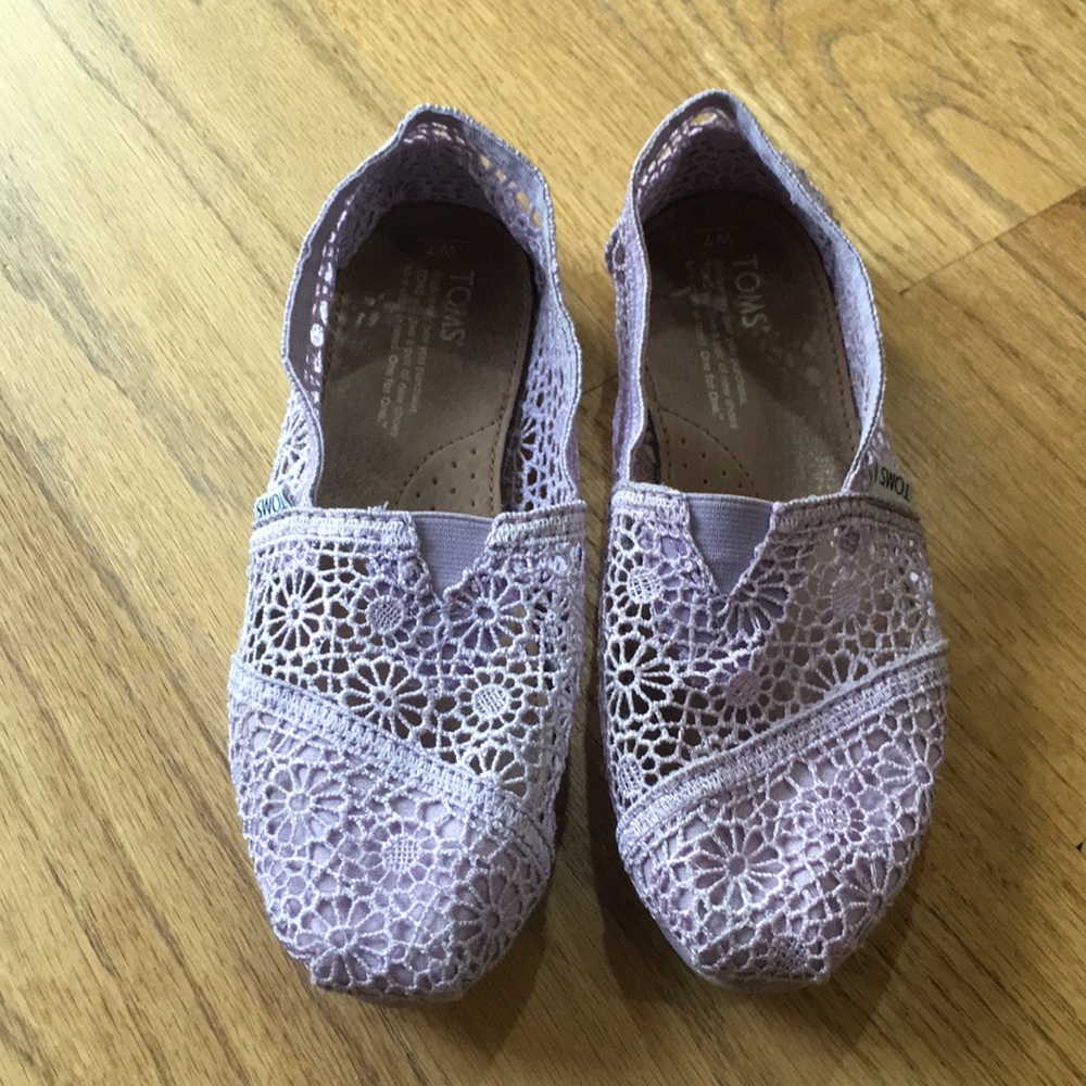 TOMS women's size 7 lavender shoes